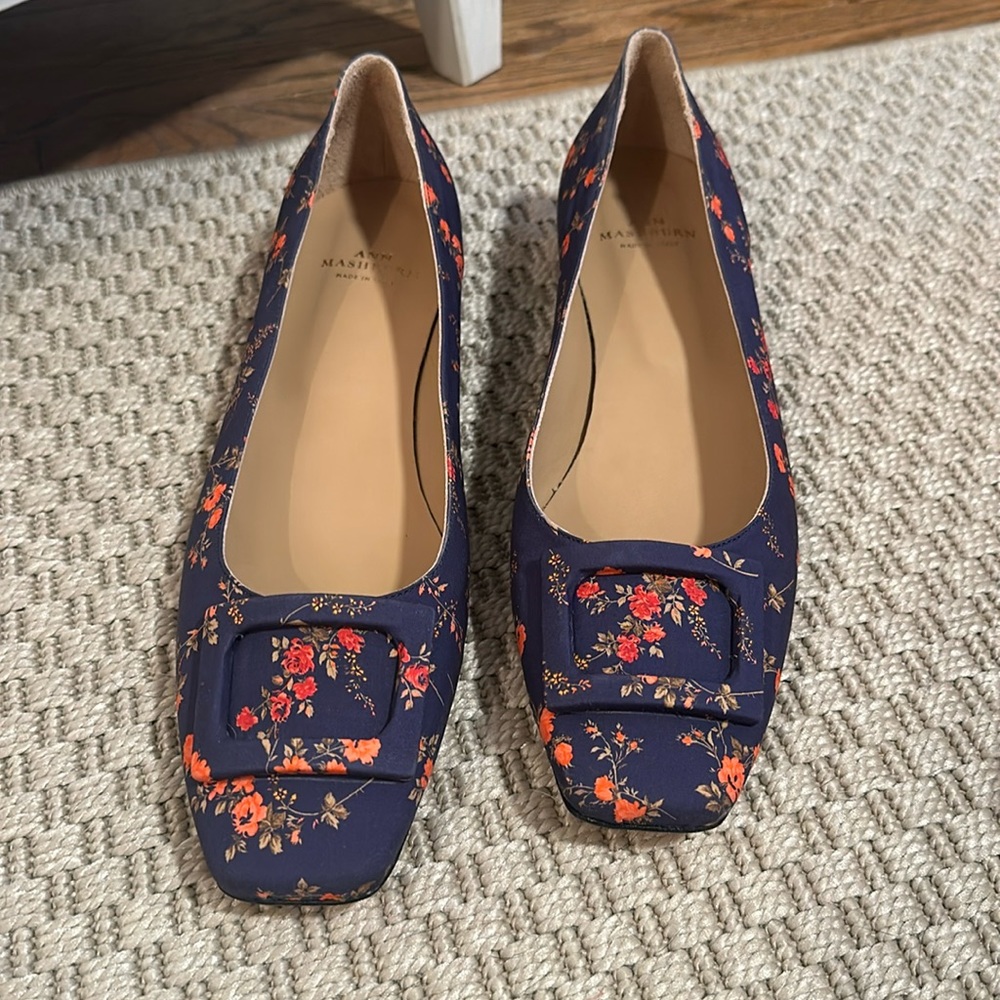 BRAND NEW/NEVER WORN Ann Mashburn buckle heel - size 9 or 39 1/2 UK.